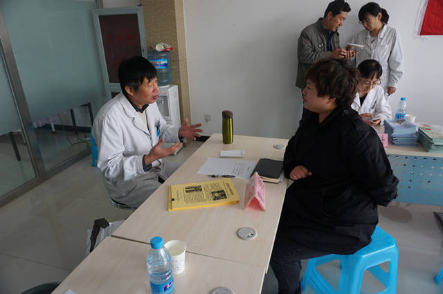 深化“兩學一做”踐初心，義診服務暖民心——三中心醫院走進社區開展健康咨詢活動